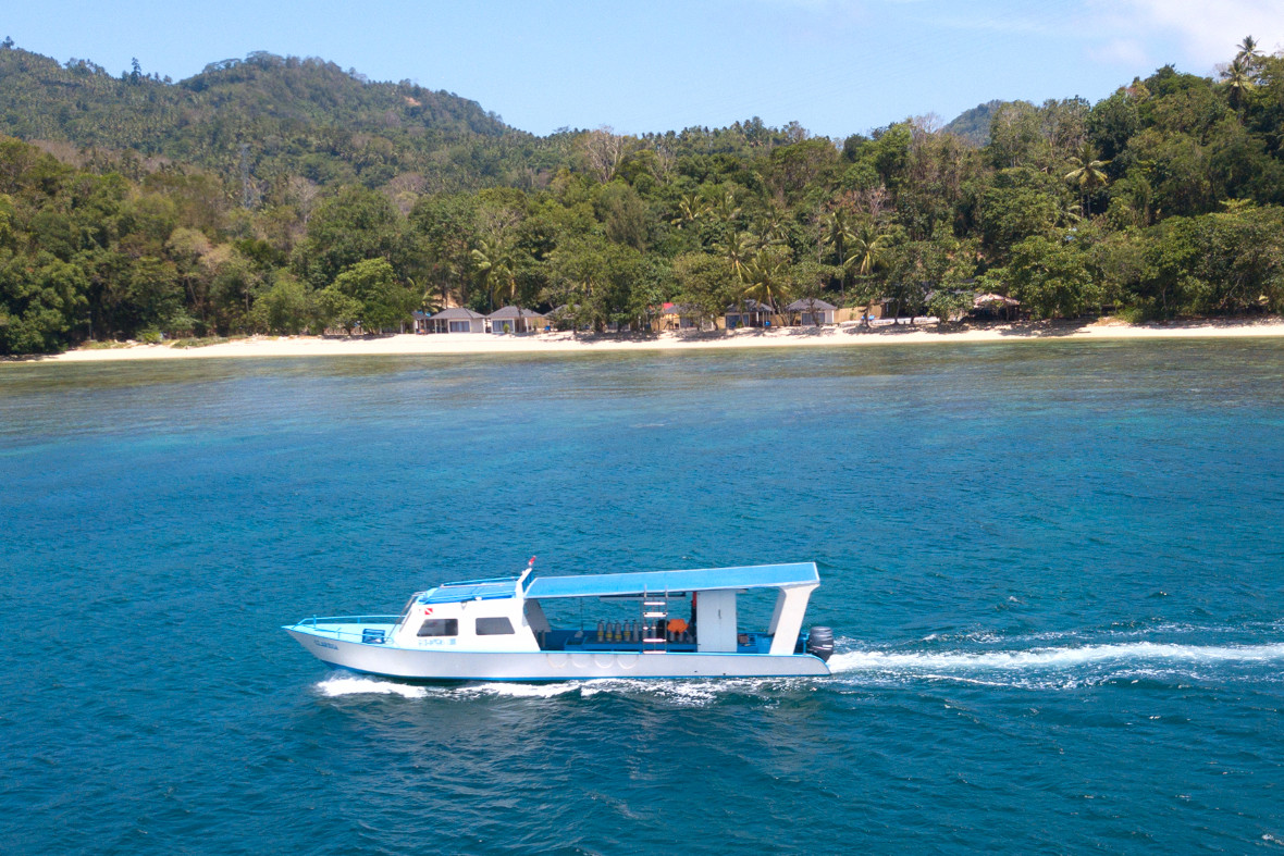 Nordsulawesi - Lembe Strait - White Sands Resort und Tauchboot Clarissa