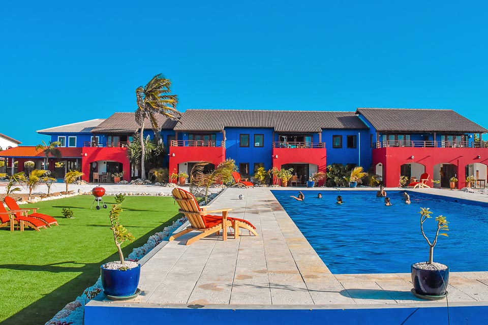 Bonaire - Sorobon Boutique Hotel, Blick Richtung Apartmenthaus mit Garten