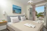 Naxos Beach I - Elegant Zimmer, Blick zum Balkon