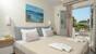 Naxos Beach I - Elegant Zimmer, Blick zum Balkon