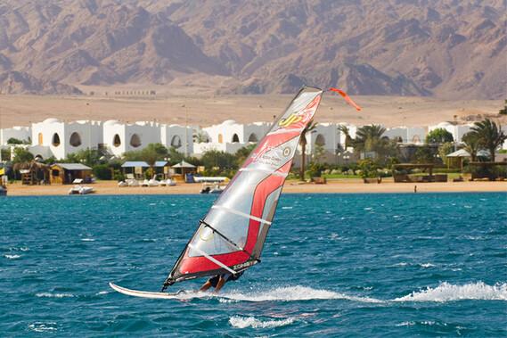 Ibis Styles Dahab Lagoon - Blick vom Meer auf Bungalows