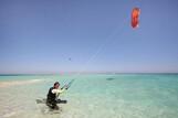 Hurghada - Harry Nass Kitecenter, Kiten im kristallklaren Wasser bei Magawish Island