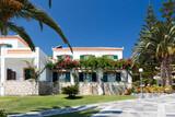 Samos - Hotel Arion, Außenansicht mit Garten