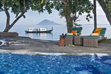Nordsulawesi - Murex Manado Dive Resort, Pool mit Relaxsesseln und Blick aufs Meer