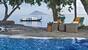 Nordsulawesi - Murex Manado Dive Resort, Pool mit Relaxsesseln und Blick aufs Meer