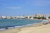 Naxos - Strand vor Naxia Apartments mit Blick nach Naxos Stadt