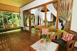 Indonesien - Nordsulawesi - Murex Bangka - Terrasse eines Deluxe Hillside Cottages