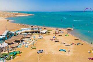 El Gouna Nord, ELEMENT Station - im Hintergrund Kitepower Station