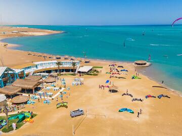 El Gouna Nord, ELEMENT Station - im Hintergrund Kitepower Station