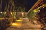 Tobago - Shepherd`s Inn, Gartenanlage bei Nacht