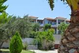 Sigri Lesbos - Orama Hotel, Aussenansicht mit Garten