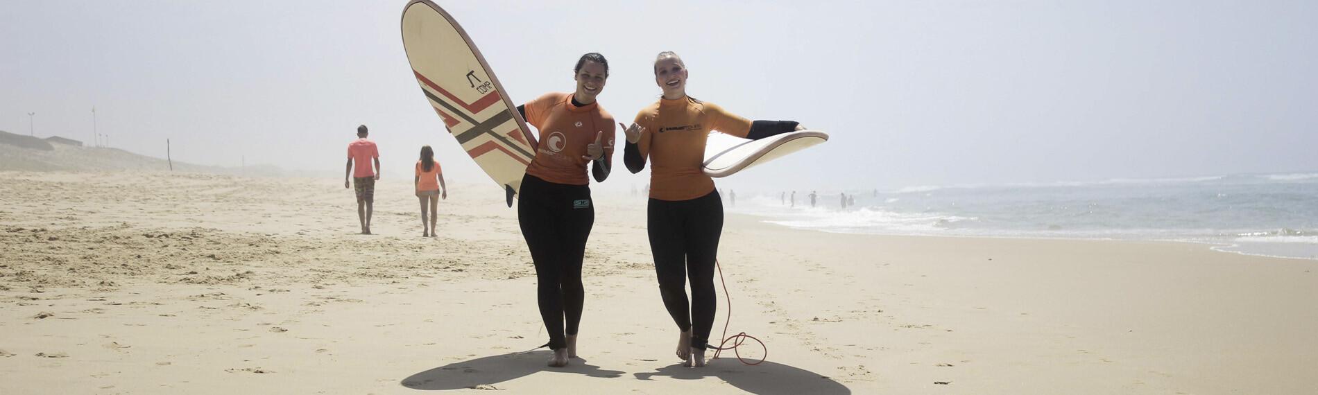 Surferinnen auf dem Weg zur Welle
