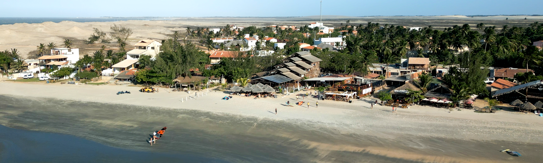 Küstendorf Maceio, Brasilien neben Sanddünen mit Strand und vereinzelten Besuchern.