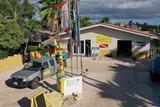 Bonaire - Tropical Inn, Einfahrt mit Tauchbasis