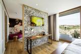 Mallorca - ROBINSON Club Cala Serena, Themensuite Big Bacchus Trennwand Wohnzimmer Schlafzimmer