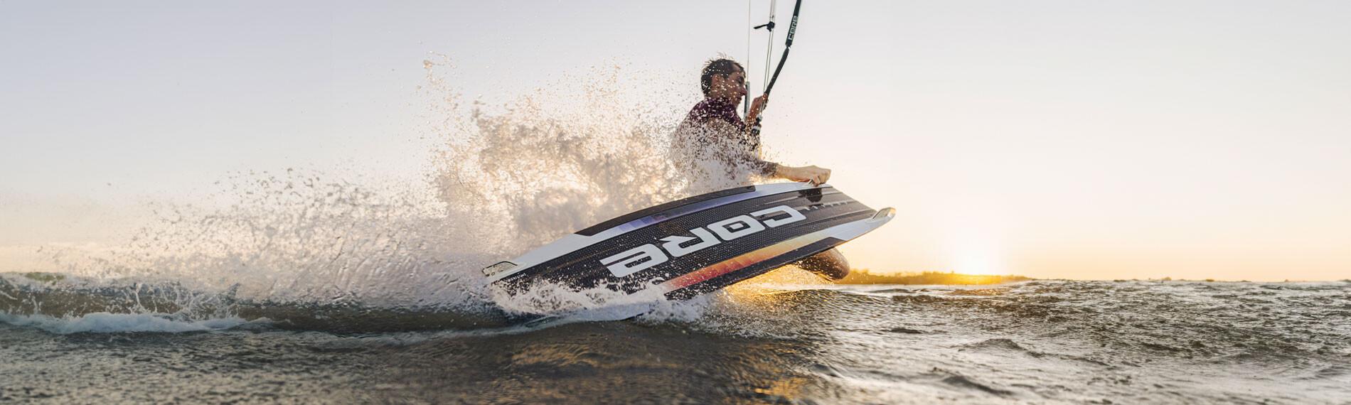 Kitesurfer im Sonnenuntergang, CORE Kiteboarding