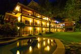 Philippinen - Negros - Punta Bulata Resort - Hauptgebäude in Abendstimmung