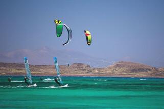 Fuerteventura Corralejo - Flag Beach Kite Center, Surfer und Kiter