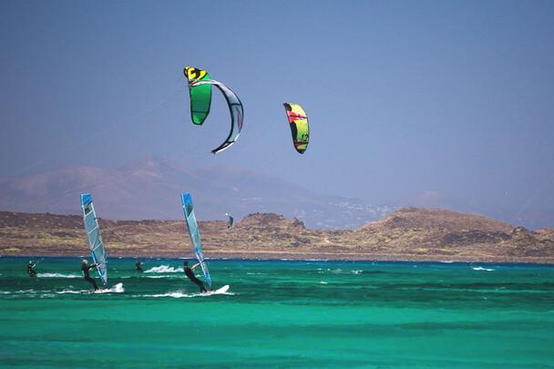 Fuerteventura Nord, Flag Beach, Surfer und Kiter