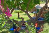 Rhodos-Theologos, LOGOS Beach Village, Yoga im Garten