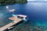 Molukken - Sali Bay - Jetty mit Boot