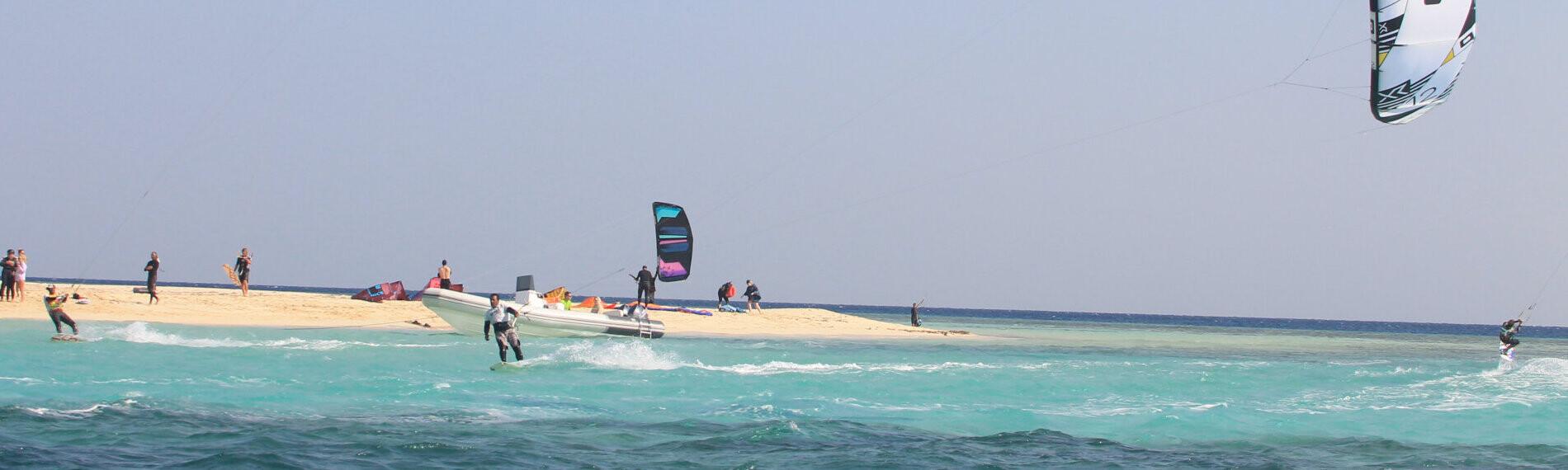 Kitesurfer Soma Bay Ägypten über blauem Wasser, Sandbank im Hintergrund.