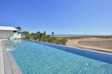 Fuerteventura - INNSiDE by Meliá Fuerteventura, Infinitypool mit Lagunenblick