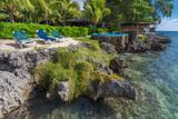 Las Rocas - Sonnenliegen und kleiner Pool am Meer