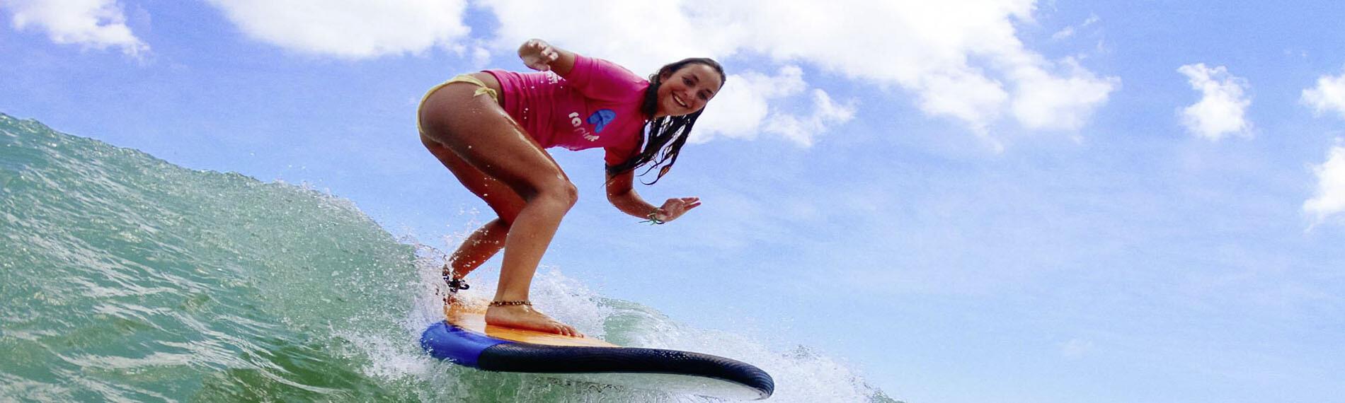 Glückliche Surferin
