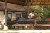 Bali - Lotus  Bungalows - Massage am Pool