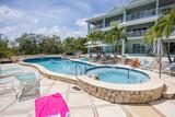 Grand Cayman - Compass Point Dive Resort Pool Rückgebäude
