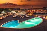 Limnos, Keros Blue, Lounge und Pool mit Abendstimmung