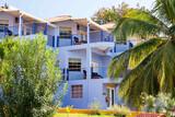 Grenada - True Blue Bay Resort - Hotelgebäude & Palmen