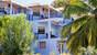Grenada - True Blue Bay Resort - Hotelgebäude & Palmen