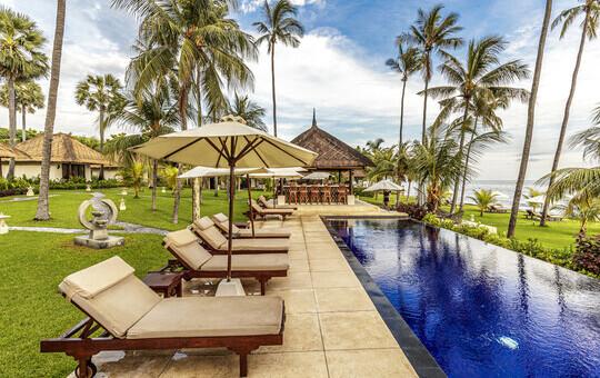 Bali - Kubu Indah, Pool & Sonnenliegen
