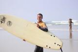 Glücklicher Surfer nach dem Wellenreiten in Biscarosse
