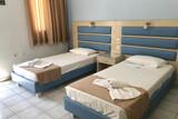 Lefkada, Surf Hotel, einfache Zimmer im Erdgeschoss, Einzelbetten