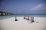 Malediven - ROBINSON Club Maldives, Yoga am Strand