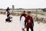 Familie auf dem Weg zum Strand in Seignosse