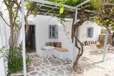 Naxos - Flisvos seaside Studios & Appartements, Terrassen der Studios mit Garten