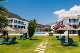 Lefkada - Surf Hotel - Blick vom Strand Richtung Garten und Hotel