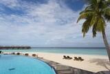 Nord-Nilandhe-Atoll - Filitheyo, Pool mit Blick auf Wasserbungalows und Strand