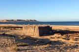 Dakhla Süd - Heliophora Riders Camp, Strand mit Materiallagerung