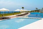 Alacati - Alkoclar Exclusive, Poolbereich mit Sonnenliegen