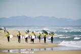 Glückliche Surfertruppe am Strand von Seignosse