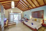 Malediven - ROBINSON Club Maldives, Gartenbungalow, Wohnraum